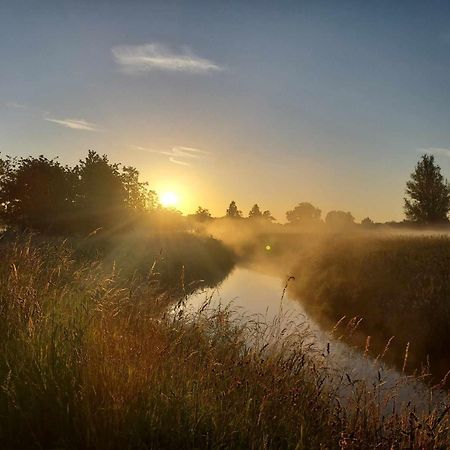 Rustig Gelegen Chalet Kapeki Met Tuin Aan Het Water Geel Zewnętrze zdjęcie