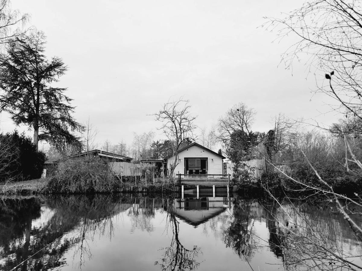 Rustig Gelegen Chalet Kapeki Met Tuin Aan Het Water Geel Zewnętrze zdjęcie