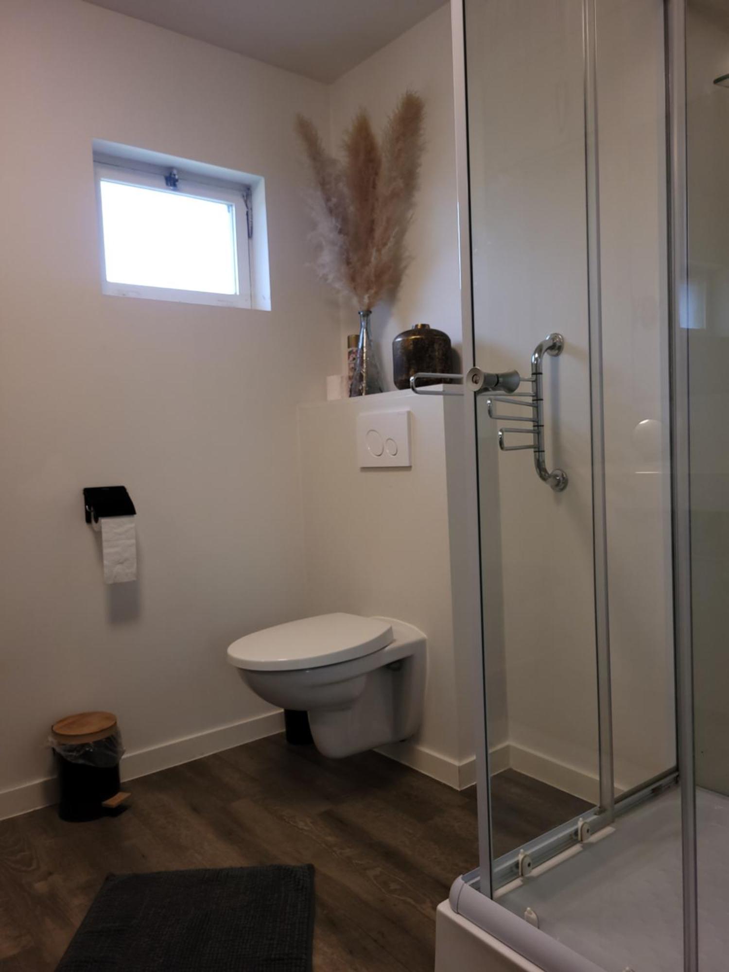 Rustig Gelegen Chalet Kapeki Met Tuin Aan Het Water Geel Zewnętrze zdjęcie