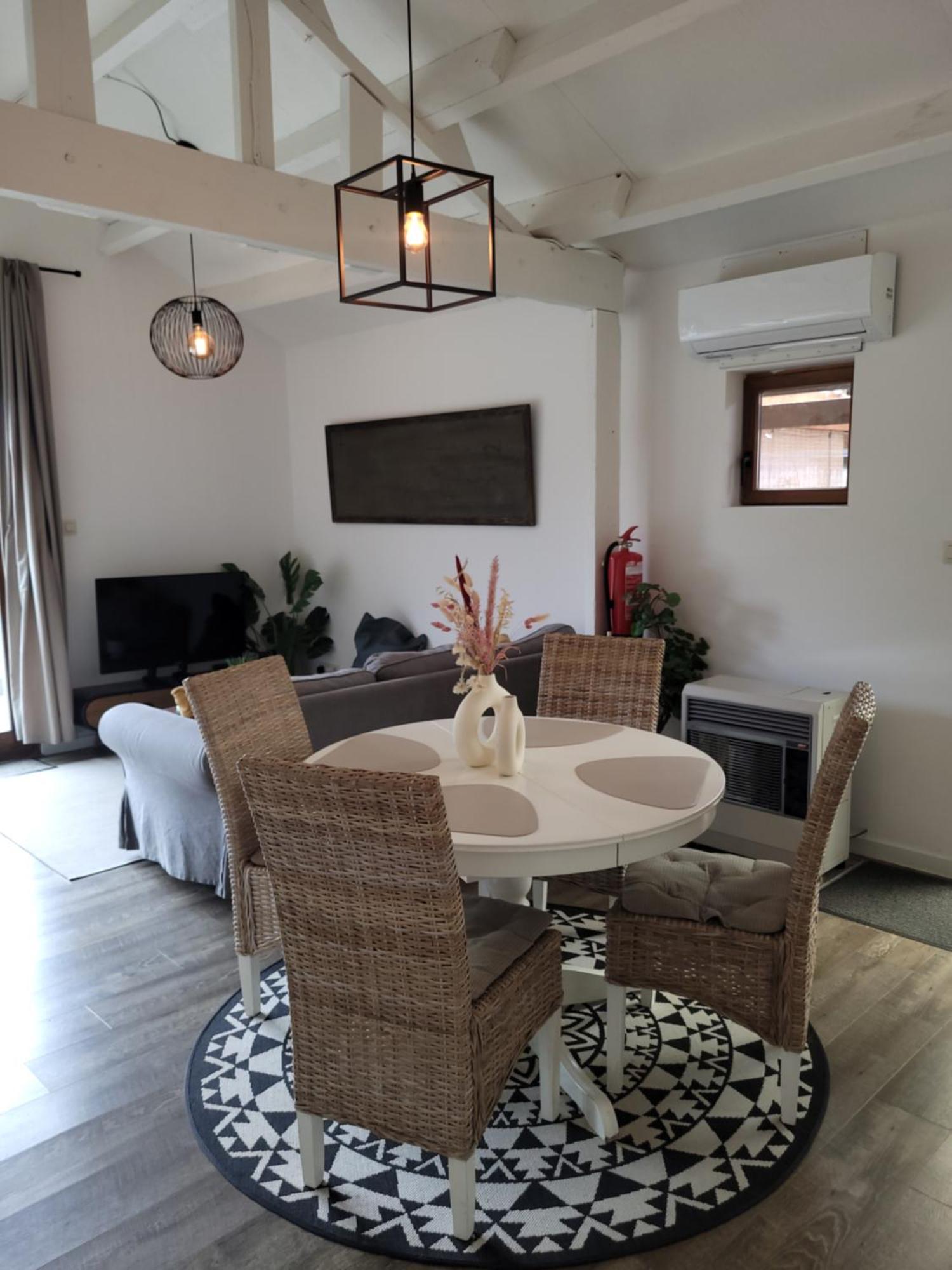 Rustig Gelegen Chalet Kapeki Met Tuin Aan Het Water Geel Zewnętrze zdjęcie